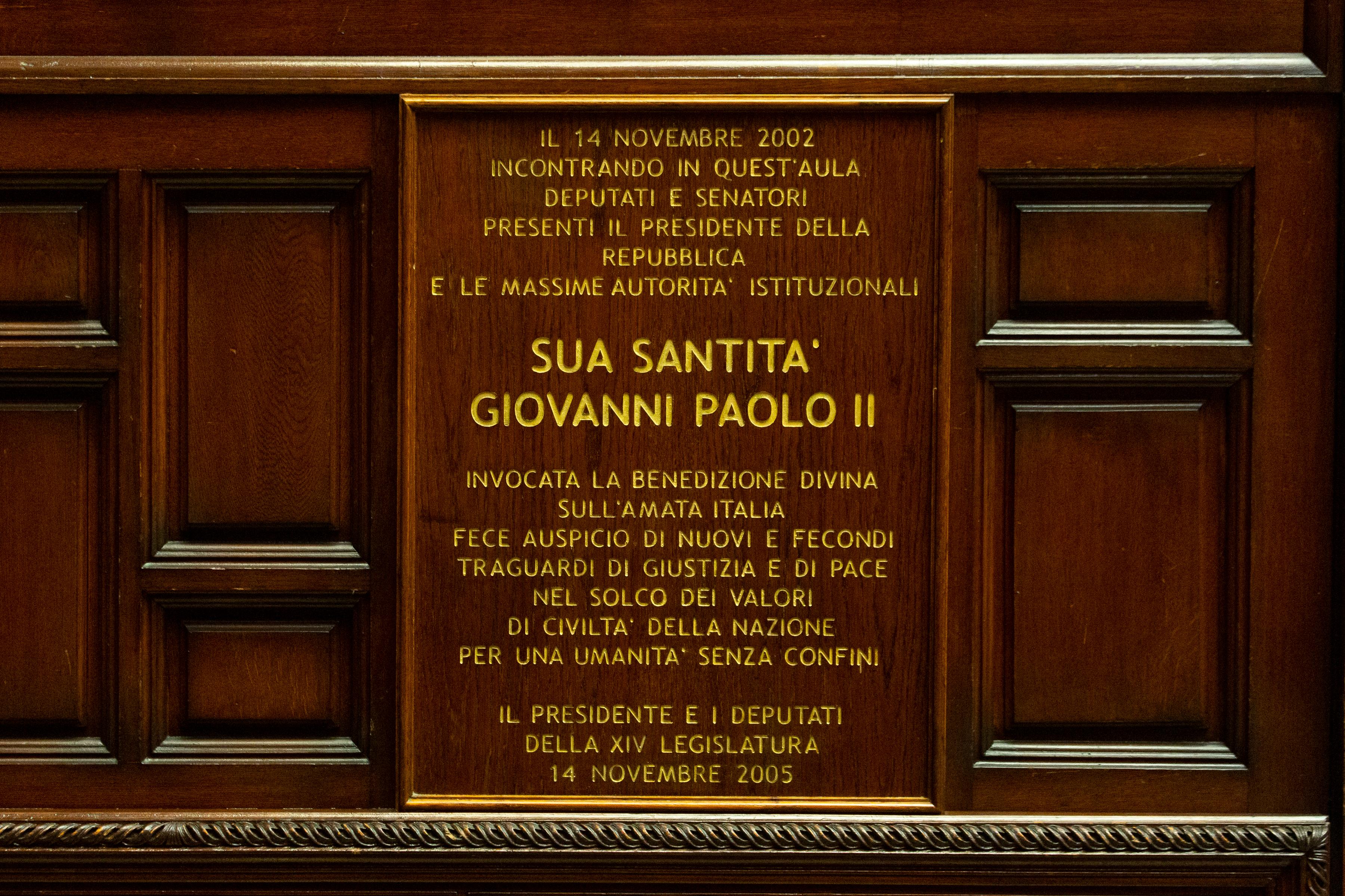 Targa commemorativa della visita al Parlamento italiano di Sua Santità Giovanni Paolo II il 14 novembre 2002