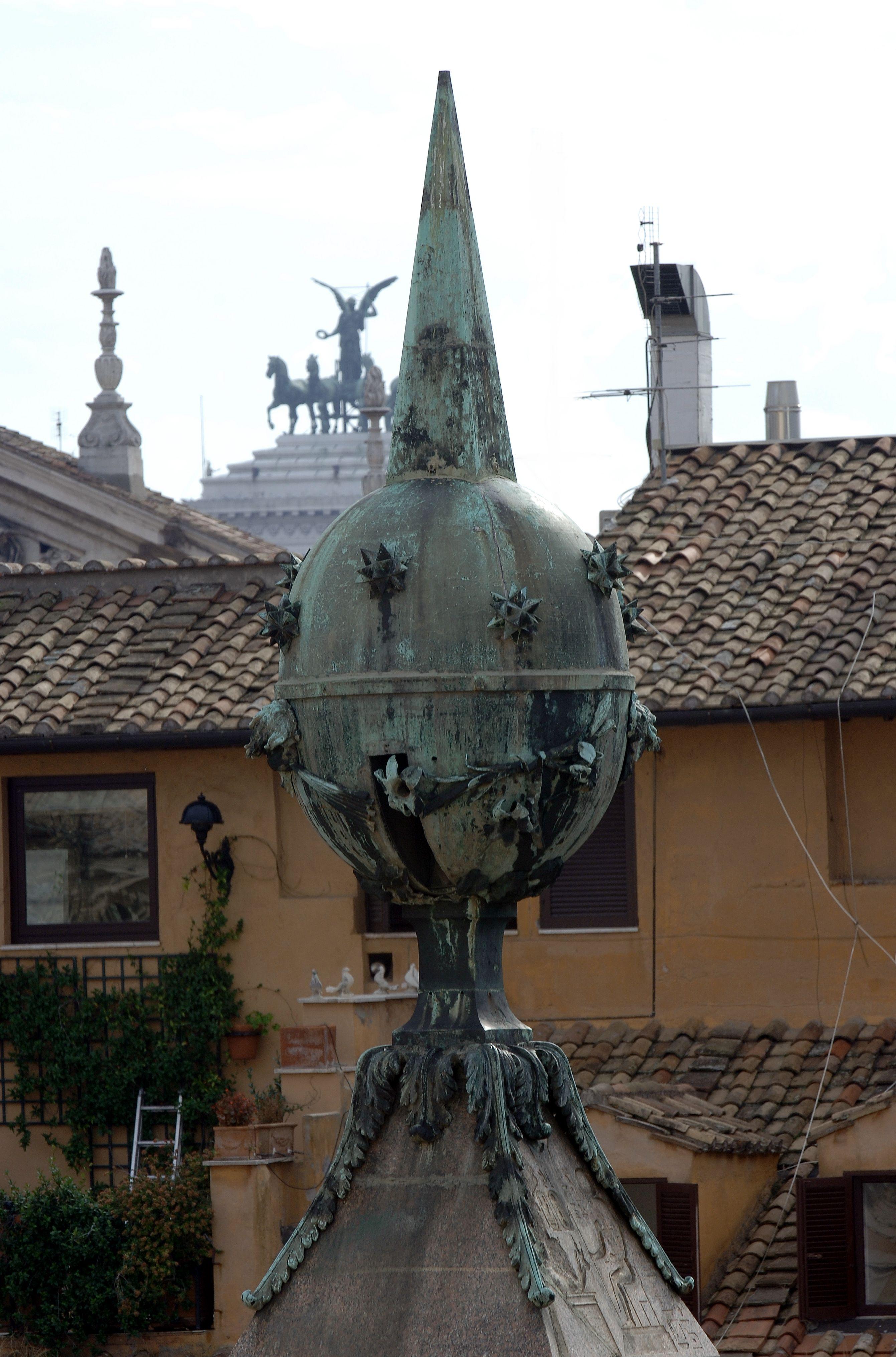 Obelisco di Piazza di Monte Citorio, il globo in bronzo