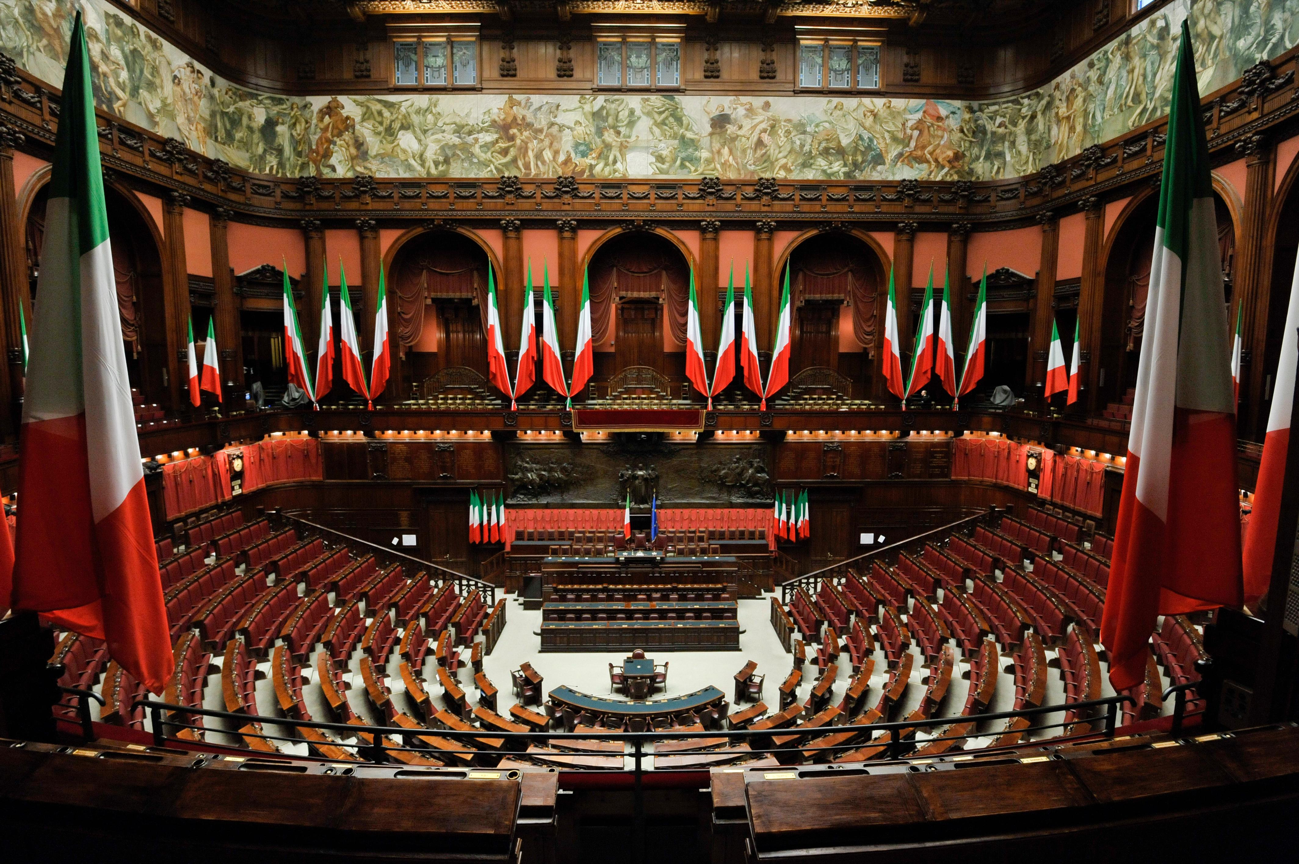 Aula della Camera dei deputati imbandierata in vista del giuramento del Presidente della Repubblica