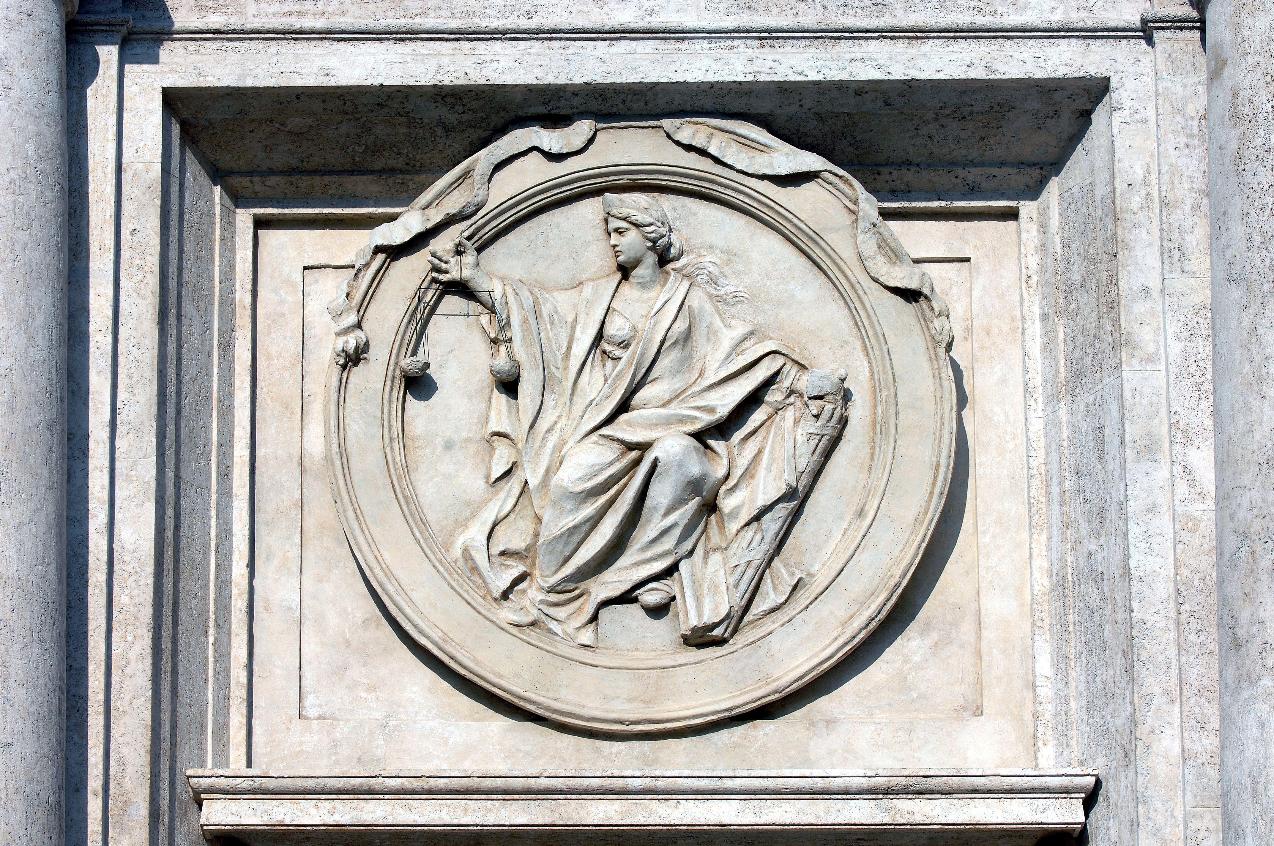 Palazzo Montecitorio, particolare del portone laterale dell'ingresso principale - La giustizia, tondo in bassorilievo