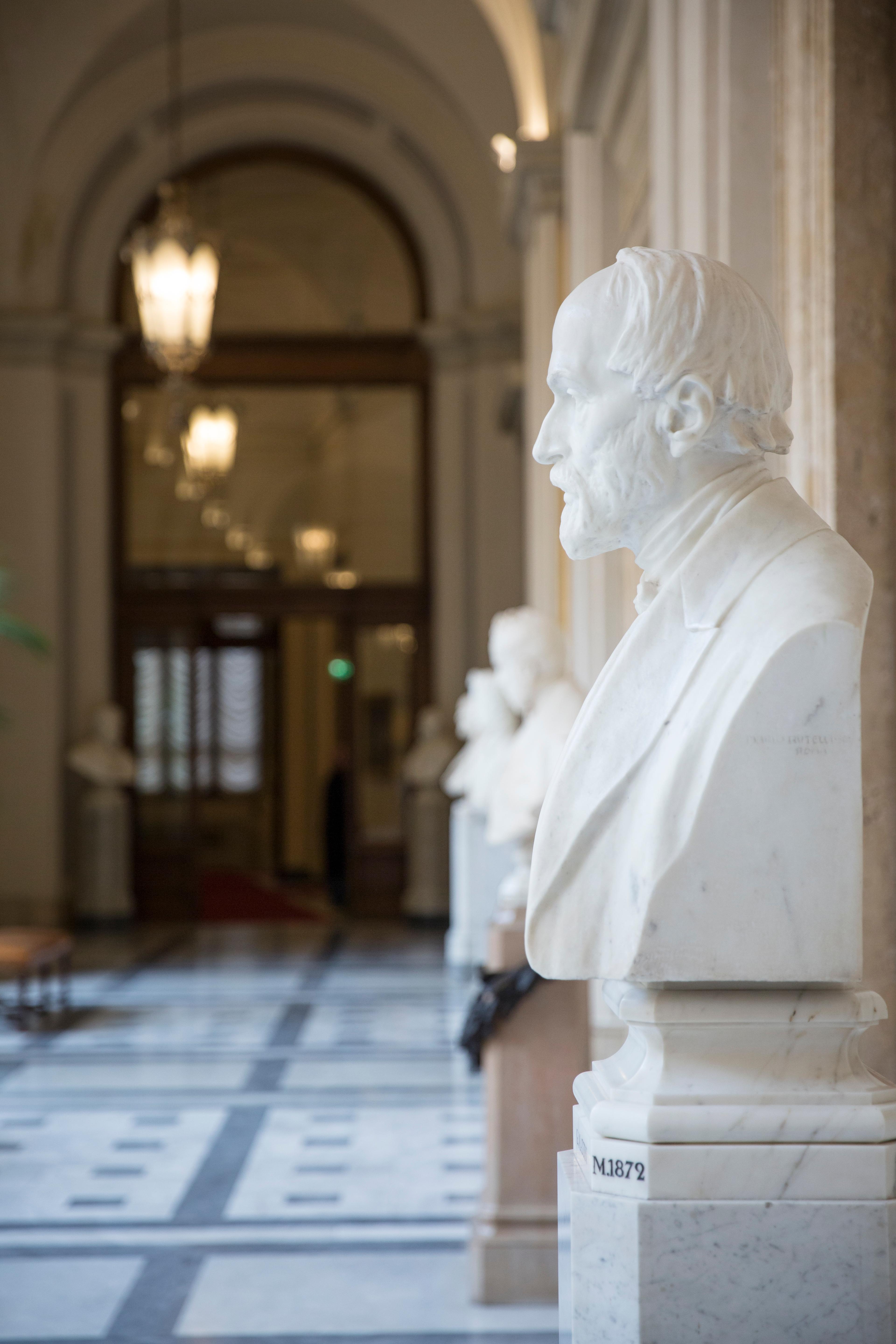 Busto di Giuseppe Mazzini nel tratto di corridoio antistante la sala della Lupa