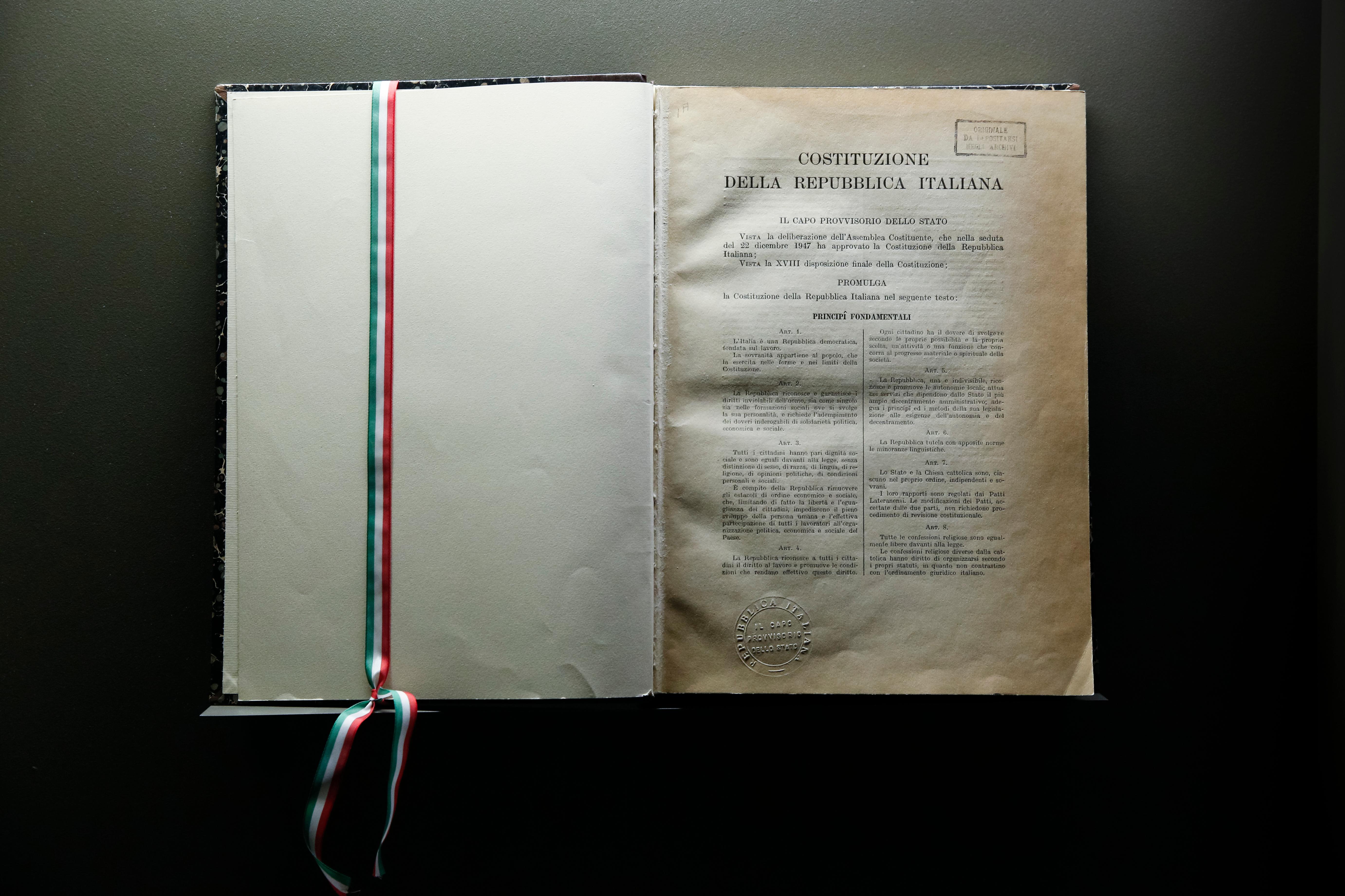 Uno dei tre originali della Costituzione italiana conservato nella Sala della Lupa