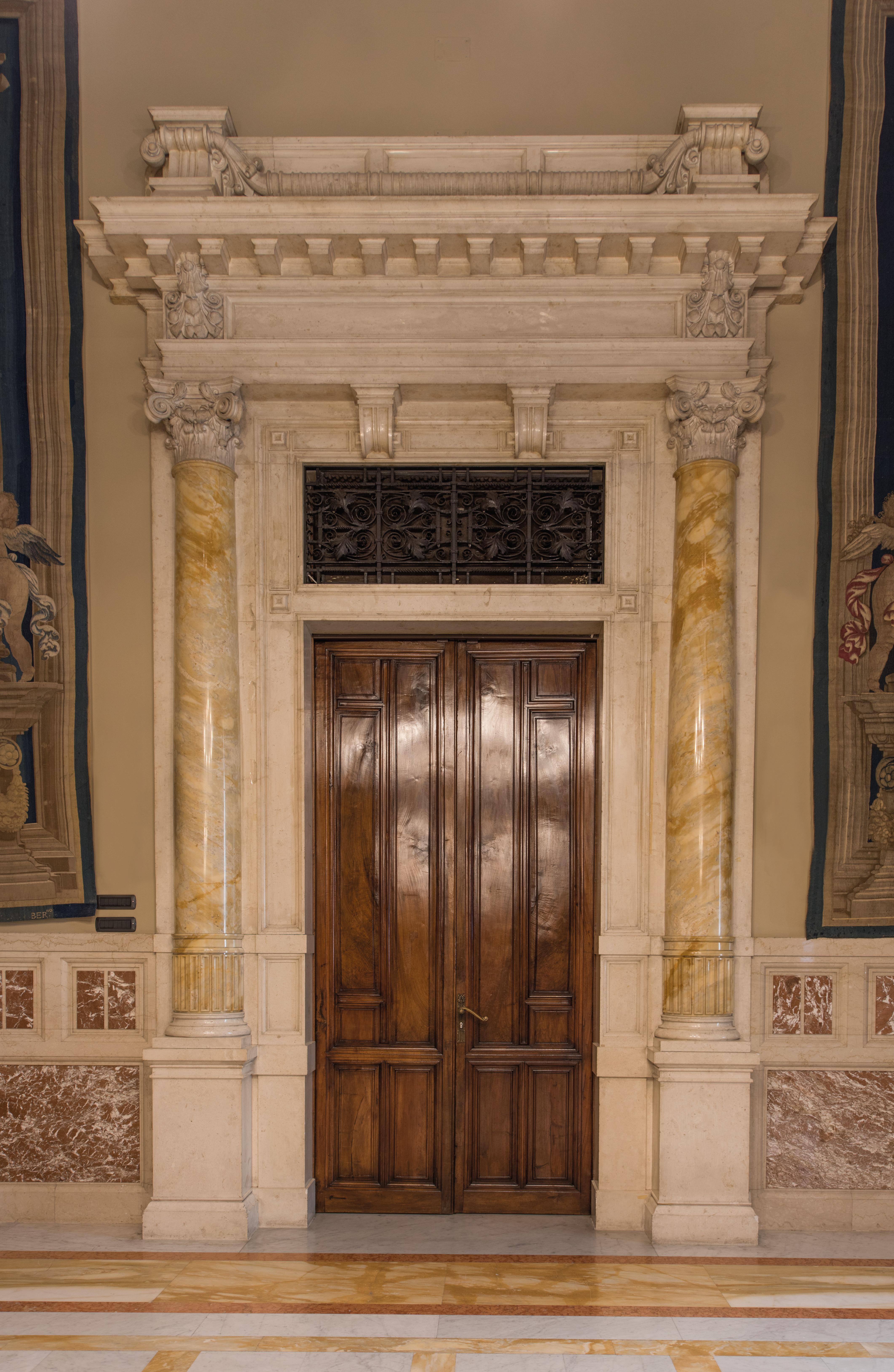 Sala della Regina, una porta di uscita