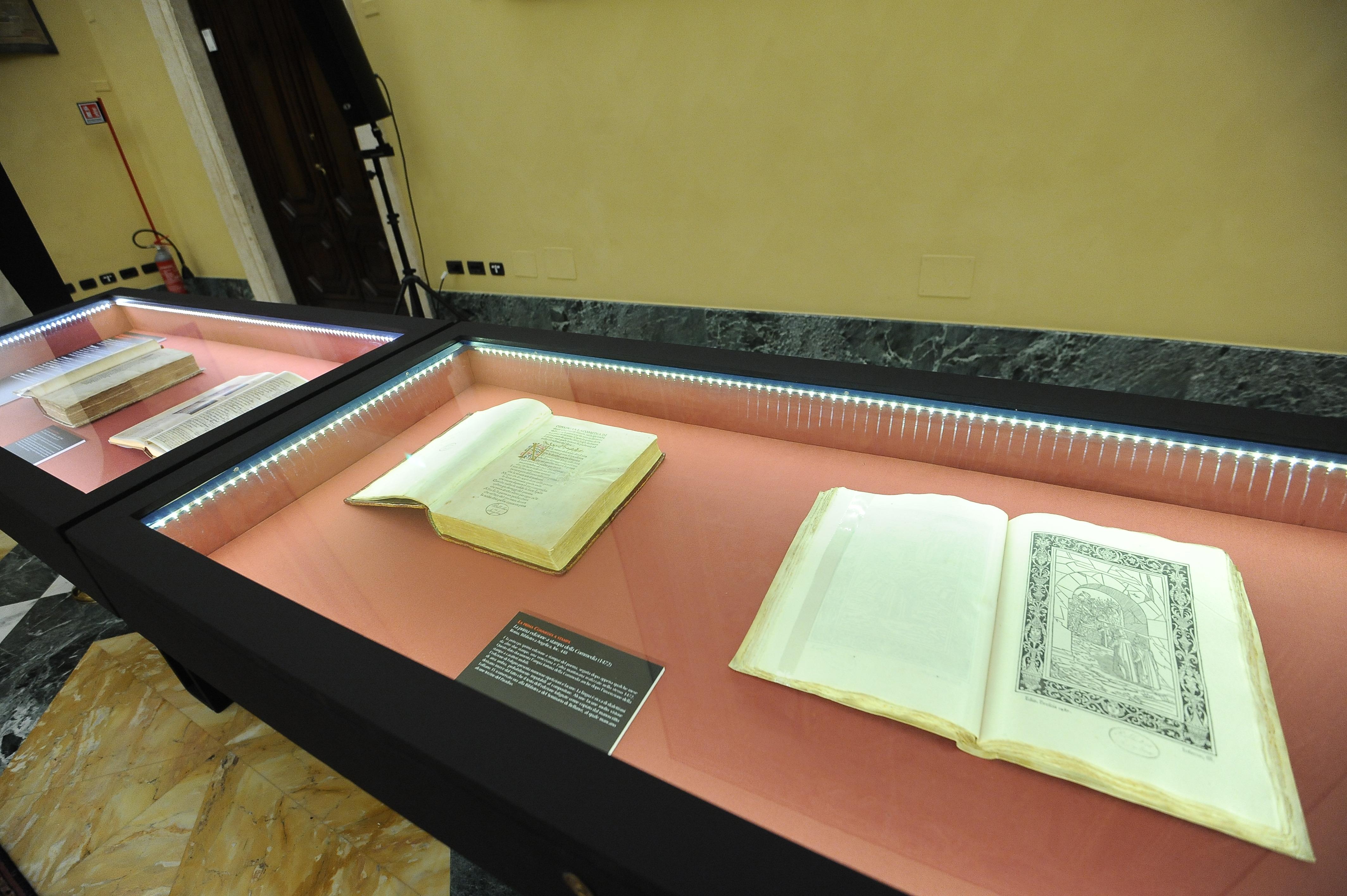 Manoscritti danteschi e libri a stampa esposti in occasione della mostra \'La fortuna di Dante\'