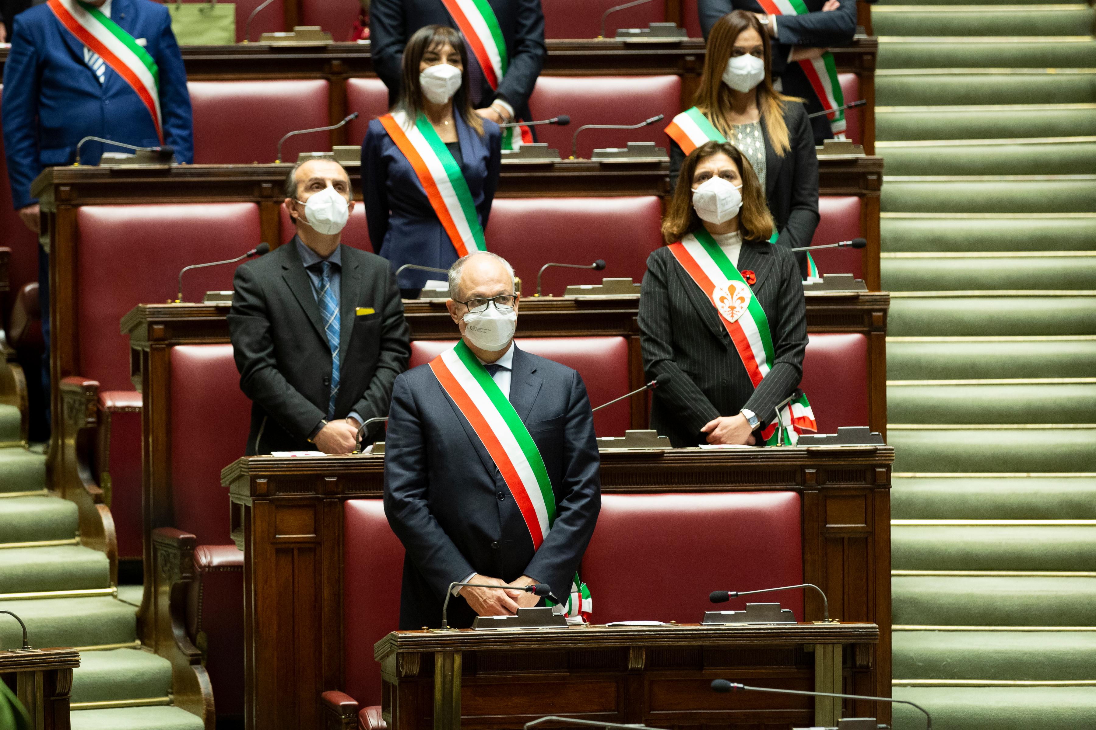 I sindaci presenti ascoltano l'esecuzione dell'Inno Nazionale Italiano