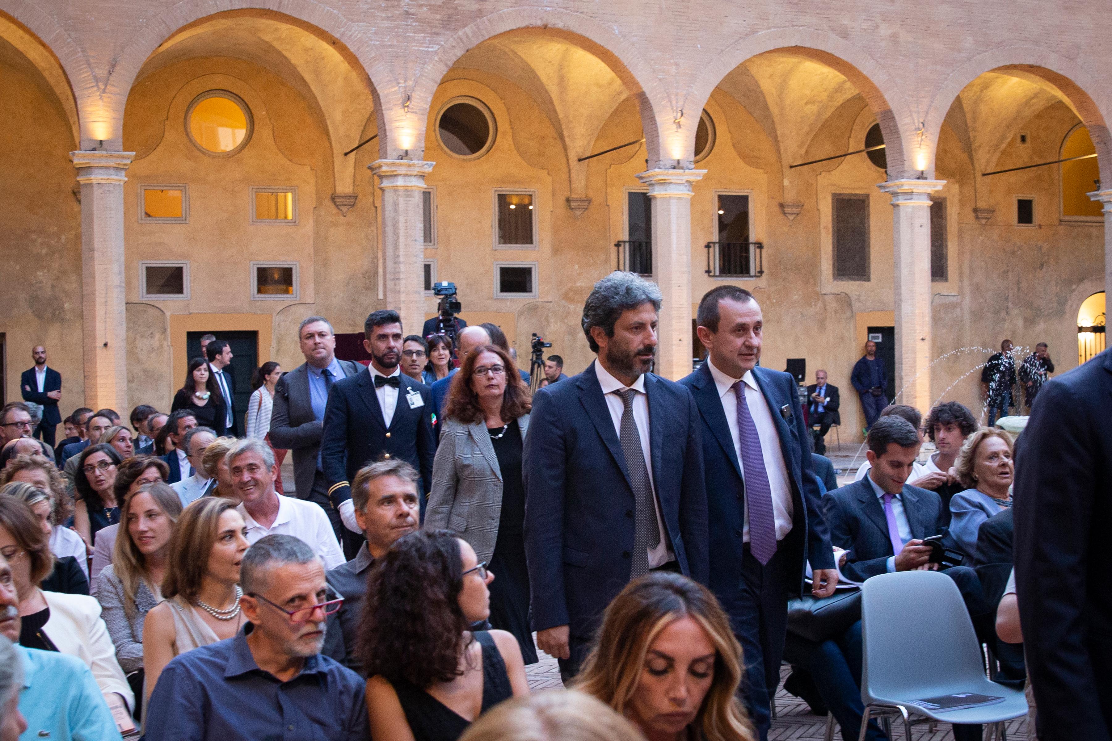 Il Presidente della Camera Roberto Fico e il Vicepresidente Ettore Rosato fanno ingresso nel chiostro del Complesso di Vicolo Valdina
