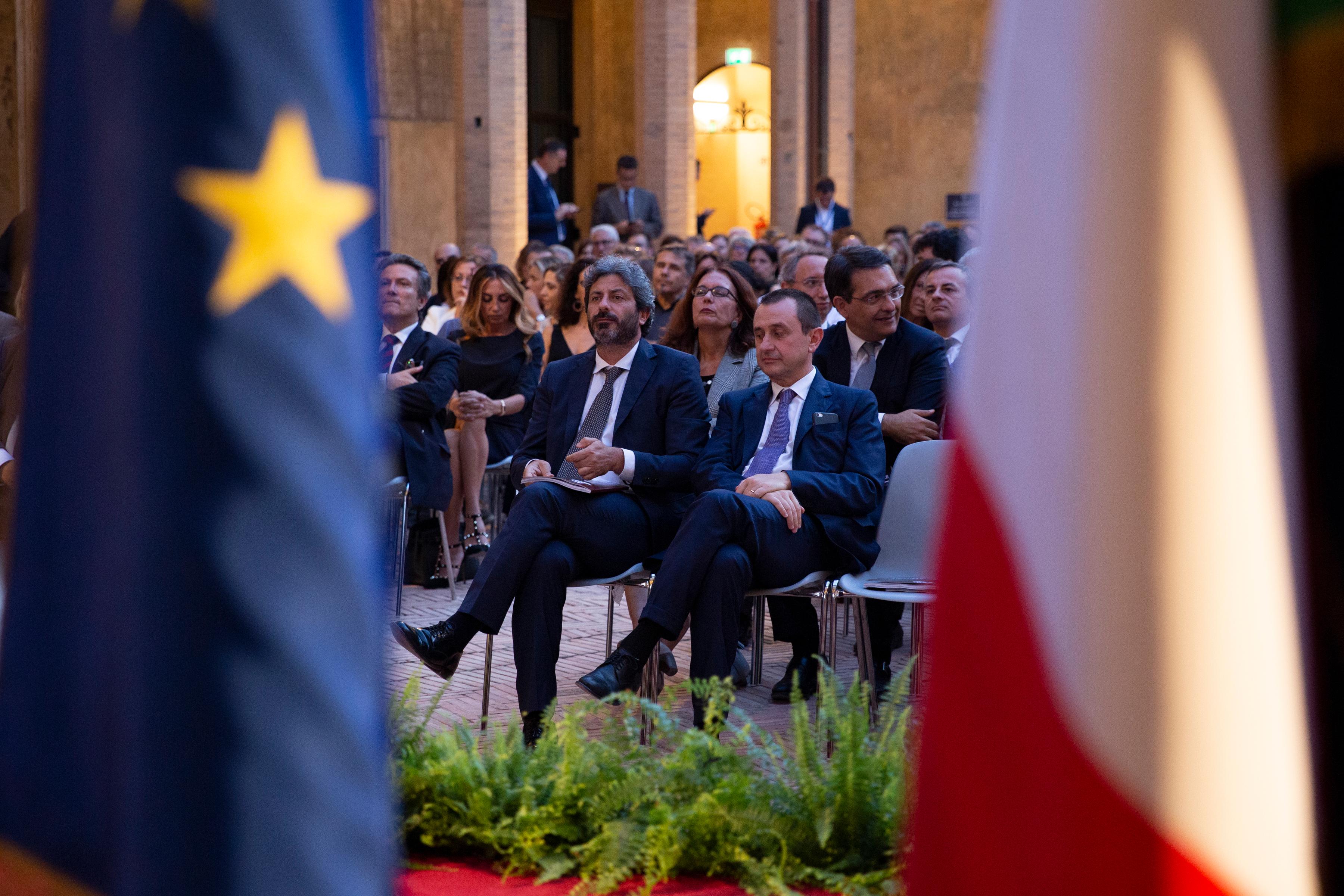 Il Presidente della Camera Roberto Fico e il Vicepresidente Ettore Rosato con il pubblico