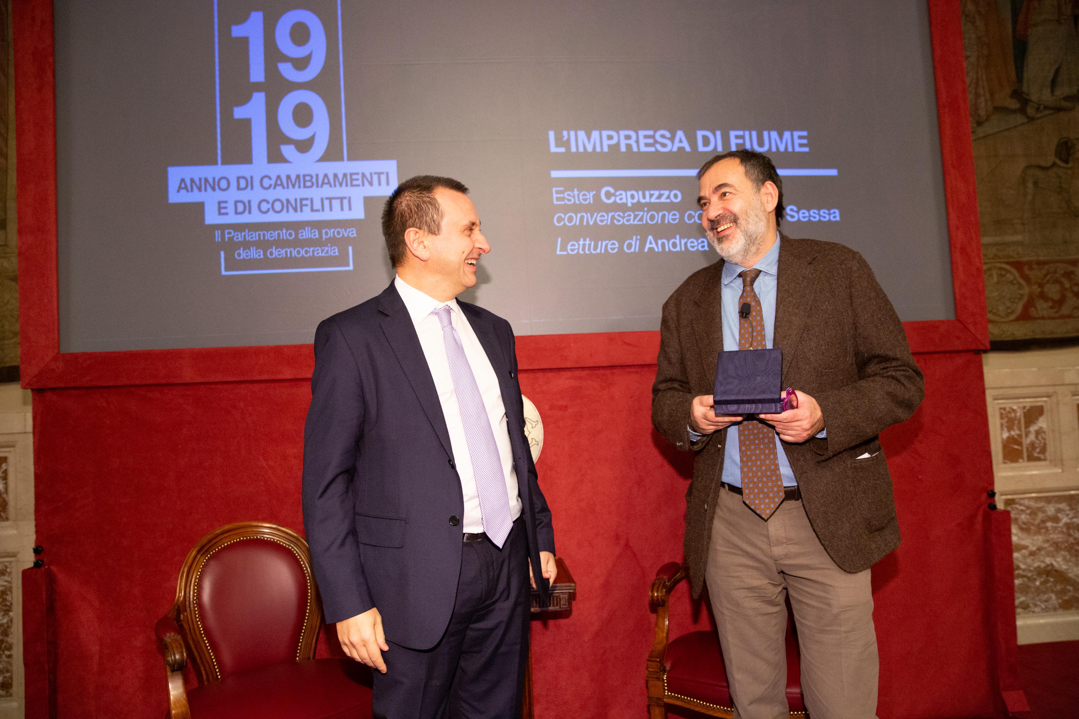Il Vicepresidente della Camera Ettore Rosato consegna una targa al giornalista Alfredo Sessa