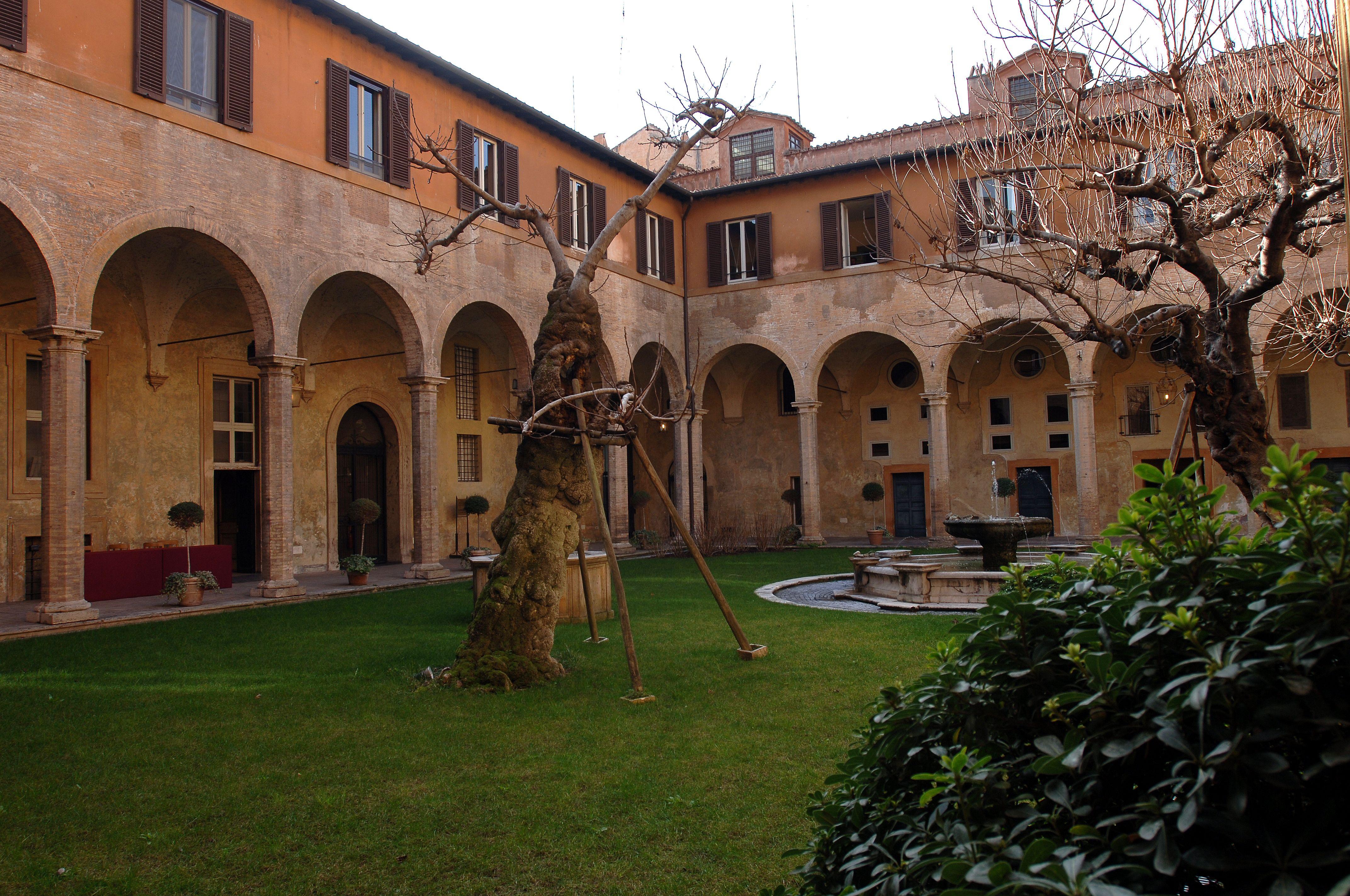 Il Chiostro prima del restauro, particolare