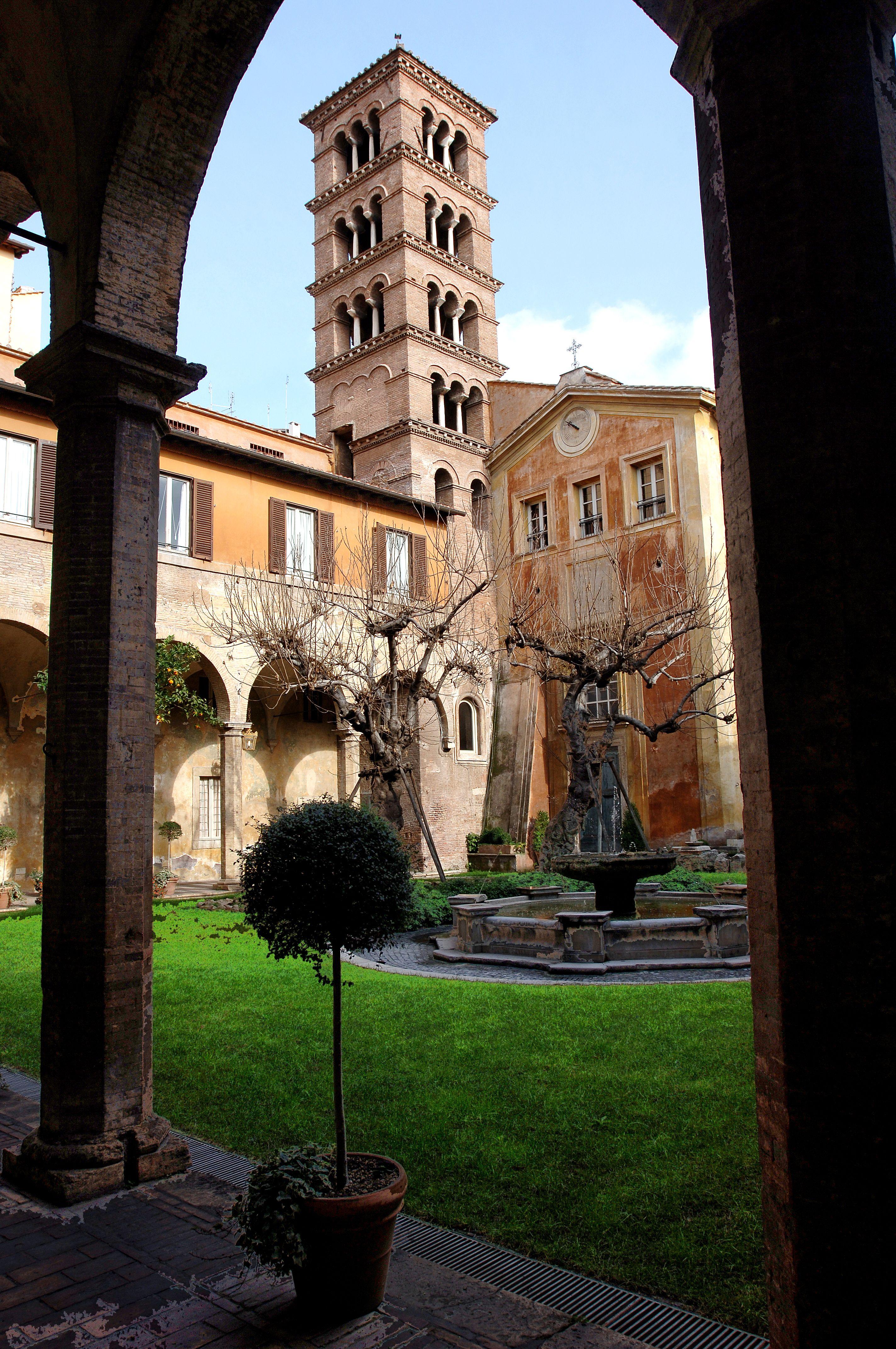 Veduta del Chiostro dalla loggia prima del restauro
