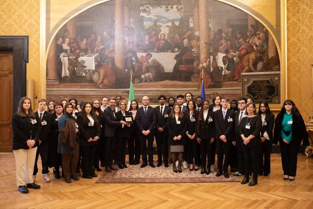 Il Presidente della Camera dei deputati, Lorenzo Fontana, in un momento dell'incontro con gli studenti dell'Istituto Professionale per i Servizi Socio Sanitari Galvani-Lodi di Reggio Emilia