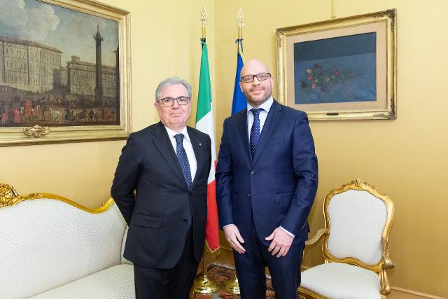 Il Presidente della Camera dei deputati, Lorenzo Fontana, in un momento dell'incontro con il Prefetto di Roma, Bruno Frattasi