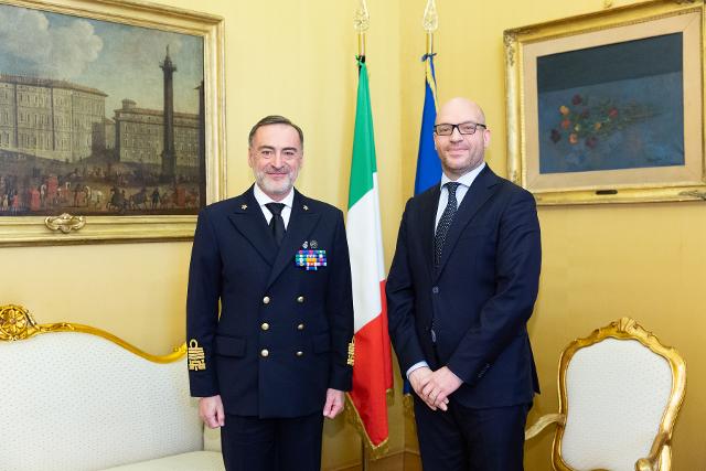 Il Presidente della Camera dei deputati, Lorenzo Fontana, con il Capo di Stato Maggiore della Marina Militare, Ammiraglio di Squadra Enrico Credendino