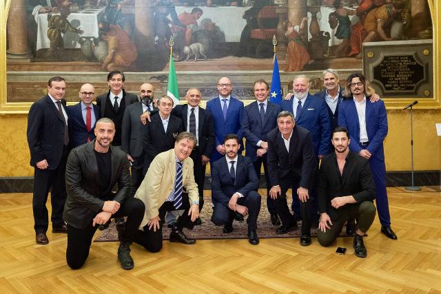 Il Presidente della Camera dei deputati, Lorenzo Fontana, con alcuni atleti della Nazionale Italiana Campioni Olimpici