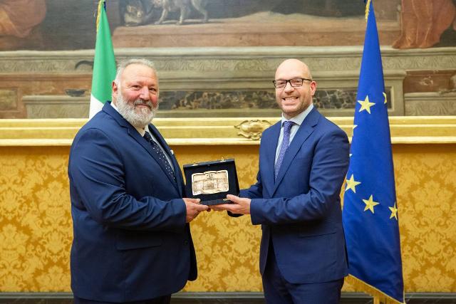 Il Presidente della Camera dei deputati, Lorenzo Fontana, riceve una targa da parte di Italo Lapenna, Presidente della Nazionale Italiana Calcio Olimpionici, in occasione dell'incontro con alcuni atleti della Nazionale Italiana Campioni Olimpici