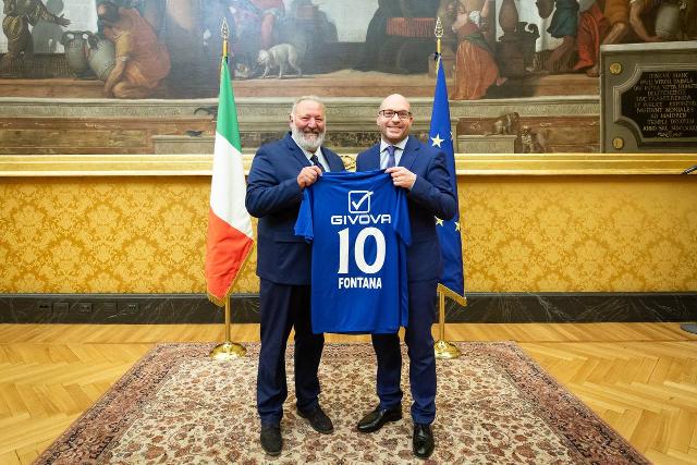 Il Presidente Lorenzo Fontana riceve una maglia ricordo da parte di Italo Lapenna, Presidente della Nazionale Italiana Calcio Olimpionici, in occasione dell'incontro con alcuni atleti della Nazionale Italiana Campioni Olimpici