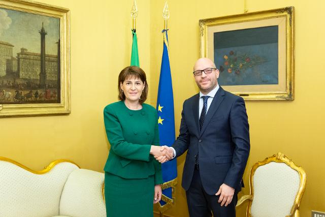 Il Presidente della Camera dei deputati, Lorenzo Fontana, con  S.E. Gabriela Dancău, Ambasciatore di Romania