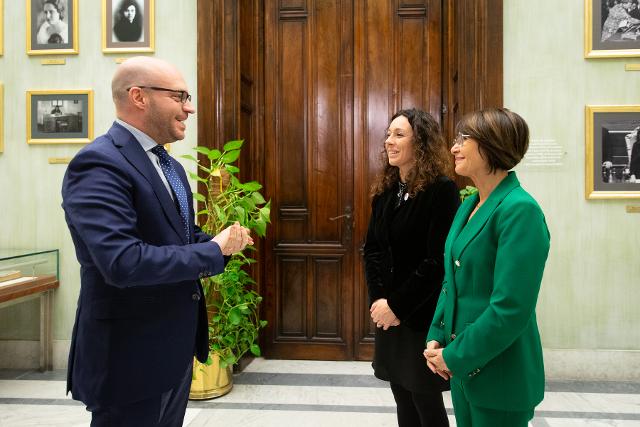 Il Presidente Lorenzo Fontana con l'on. Vanessa Cattoi, promotrice del progetto 'La salute: un bene da difendere, un diritto da promuovere' e Annamaria Mancuso, coordinatrice del Gruppo 'La salute: un bene da difendere, un diritto da promuovere'