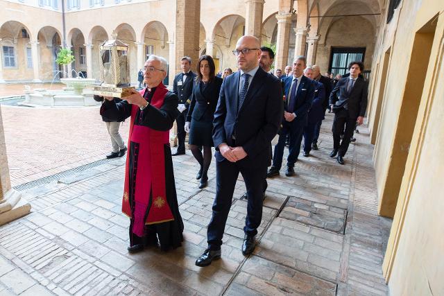 Il Presidente Lorenzo Fontana durante la visita della reliquia del Beato Rosario Livatino