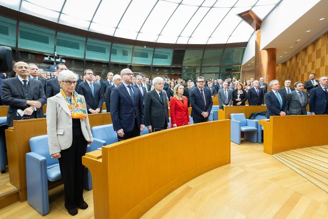 Il Presidente della Camera, Lorenzo Fontana, con il Presidente della Repubblica, Sergio Mattarella, e con il  Presidente del Consiglio dei Ministri, Giorgia Meloni, in un momento della Conferenza inaugurale dell'ottavo Corso-Concorso della Sna-Scuola Nazi