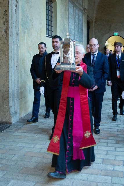 Il Presidente Lorenzo Fontana durante la visita della reliquia del Beato Rosario Livatino