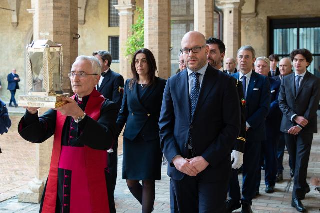 Il Presidente Lorenzo Fontana durante la visita della reliquia del Beato Rosario Livatino