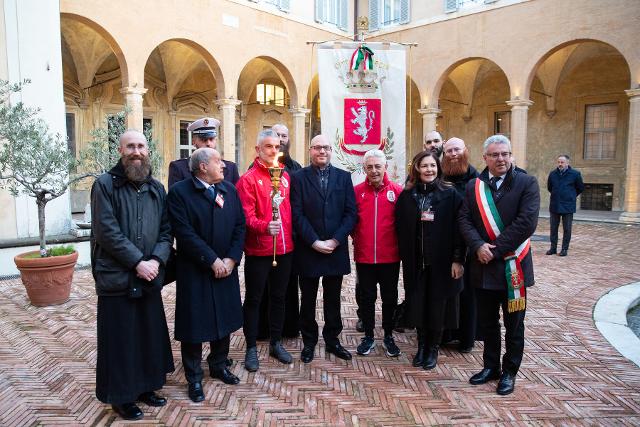 Il Presidente della Camera dei deputati, Lorenzo Fontana, con la delegazione del Comune di Norcia, durante la cerimonia del "Marzo Benedettino - Fiaccola Pro Pace et Europa Una"