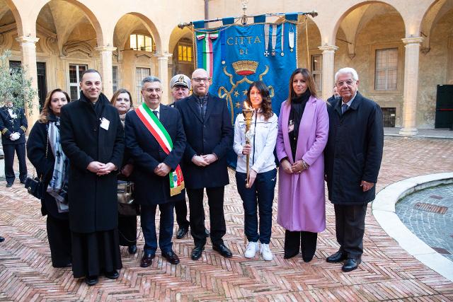 Il Presidente della Camera dei deputati, Lorenzo Fontana, con la delegazione del Comune di Cassino, durante la cerimonia del "Marzo Benedettino - Fiaccola Pro Pace et Europa Una"