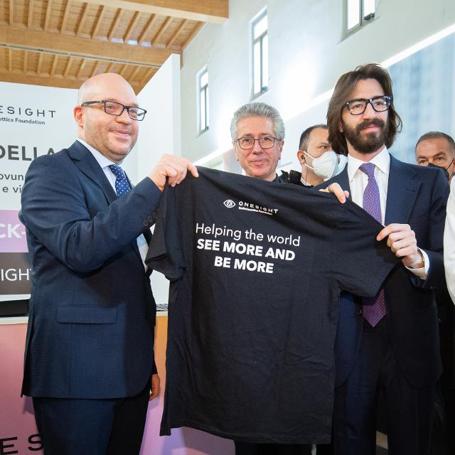 Il Presidente Lorenzo Fontana, con il Presidente della Fondazione EssilorLuxottica, Leonardo Maria Del Vecchio e con l'assistente spirituale della Comunità di Sant'Egidio, Mons. Marco Gnavi, in occasione della tappa di Roma del progetto ‘Giornate della