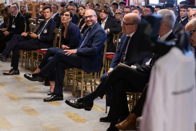 Il Presidente Fontana assiste alla presentazione di una delle invenzioni