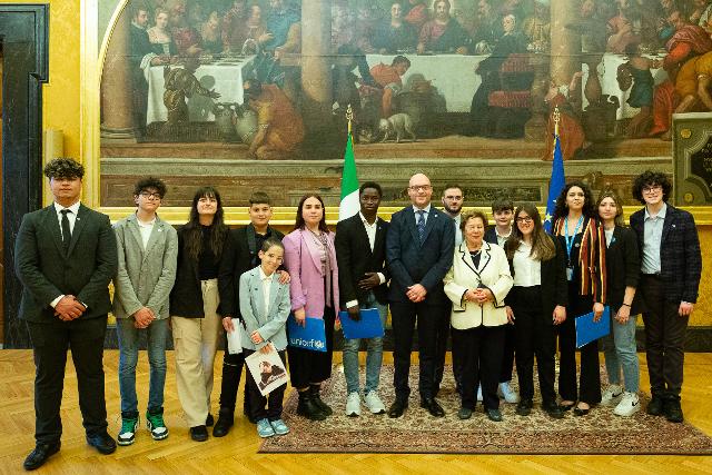 Il Presidente Lorenzo Fontana con la Presidente dell'UNICEF, Carmela Pace e con una delegazione di giovani del Comitato italiano 