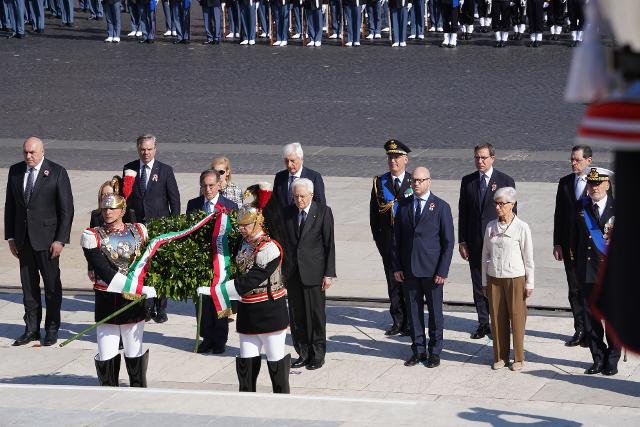 Il Presidente Fontana partecipa alla deposizione di una corona di alloro da parte del Presidente della Repubblica presso l’Altare della Patria