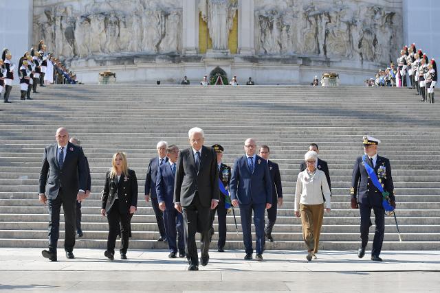 Il Presidente Fontana, durante la partecipazione alla deposizione di una corona di alloro da parte del Presidente della Repubblica presso l’Altare della Patria