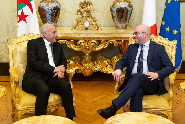 Il Presidente Fontana con il Ministro degli Affari Esteri e della Comunità Nazionale all'Estero della Repubblica Algerina Democratica e Popolare, Ahmed Attaf.