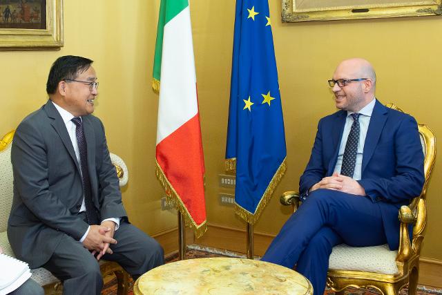 Il Presidente Fontana con l'Ambasciatore della Repubblica Popolare Cinese in Italia, S.E. Jia Guide