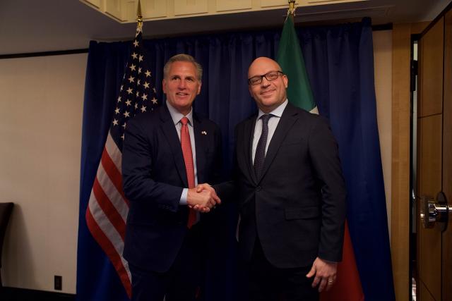 Il Presidente Fontana con lo Speaker della Camera dei Rappresentanti degli Stati Uniti, Kevin McCarthy, durante l'incontro bilaterale in occasione della 21° Riunione dei Presidenti delle Camere Basse dei Parlamenti del G7