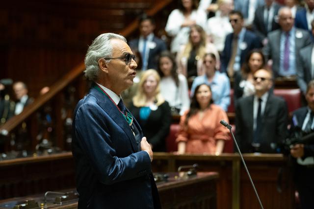 Il Maestro Andrea Bocelli durante l'esecuzione dell'Inno d'Italia in apertura della Cerimonia in Aula per il 75° anniversario della Costituzione