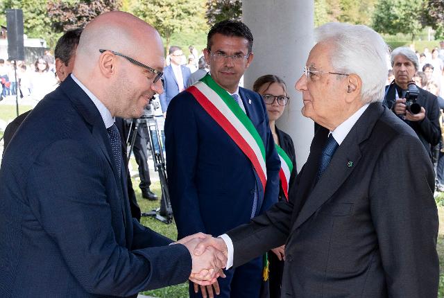 Il Presidente Lorenzo Fontana con il Presidente della Repubblica, Sergio Mattarella, e con il Sindaco di Longarone, Roberto Padrin
