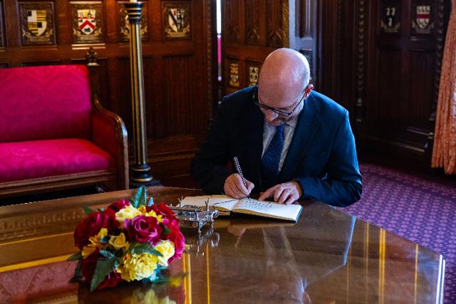 Il Presidente Fontana firma il Libro d'Onore, in occasione dell'incontro con Lindsay Hoyle, Speaker della Camera dei Comuni del Regno Unito