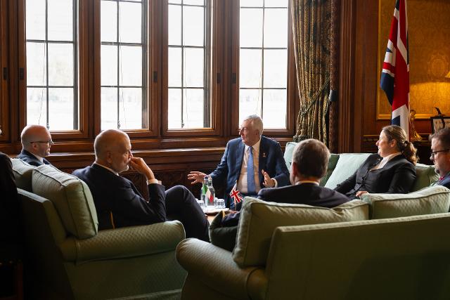 Il Presidente Fontana durante l'incontro con Lindsay Hoyle, Speaker della Camera dei Comuni del Regno Unito e con S.E. Inigo Lambertini, Ambasciatore d'Italia a Londra
