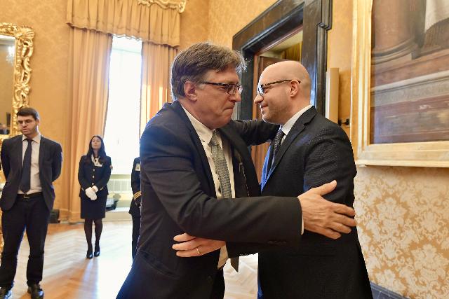 Il Presidente Fontana con l’Ambasciatore di Israele Alon Bar in occasione dell'incontro con una delegazione israeliana di familiari delle vittime, di ostaggi rapiti e di sopravvissuti agli attacchi del 7 ottobre