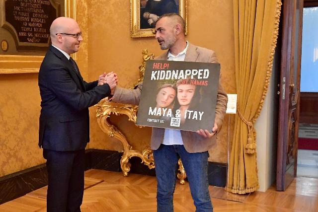 Il Presidente Fontana con un componente della delegazione israeliana di familiari delle vittime, di ostaggi rapiti e di sopravvissuti agli attacchi del 7 ottobre 