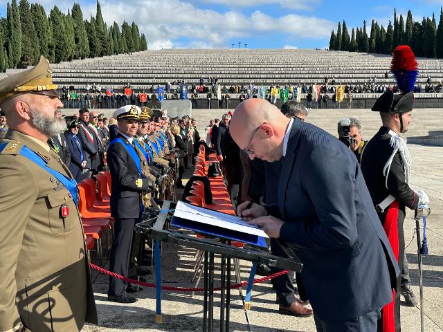 Il Presidente Fontana firma il Registro d’onore