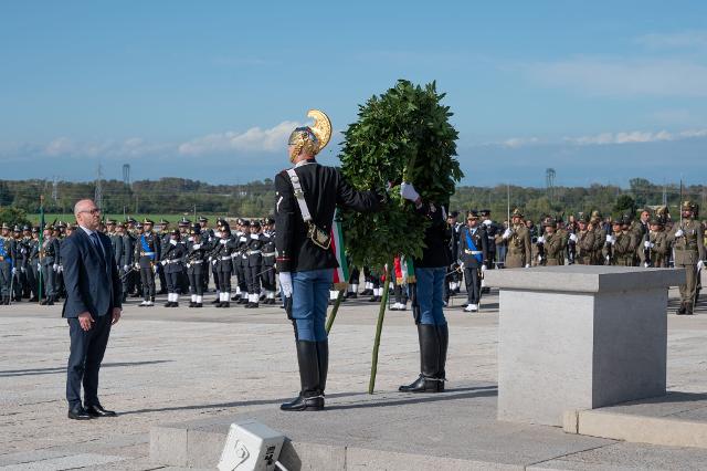 Il Presidente Fontana sul ripiano del Sacrario