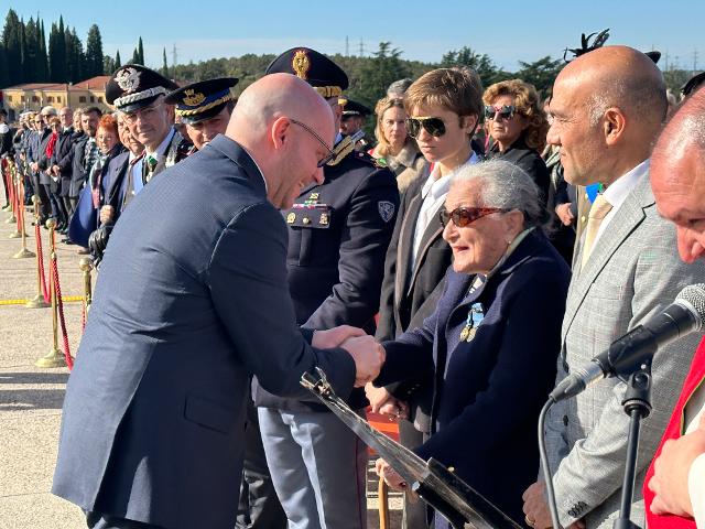 ll Presidente Fontana durante la Cerimonia con Paola Del Din, Medaglia d'oro al valor militare e prima donna paracadutista in Italia
