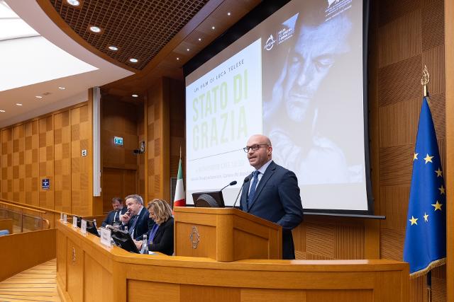 Il Presidente Fontana durante il suo indirizzo di saluto in occasione della proiezione del film “Stato di Grazia”