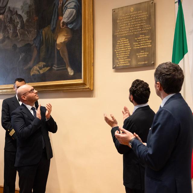 Il Presidente Fontana durante il disvelamento della targa in onore dei 19 italiani caduti nella strage di Nassiriya presso l'Aula della IV Commissione Difesa a Palazzo Montecitorio