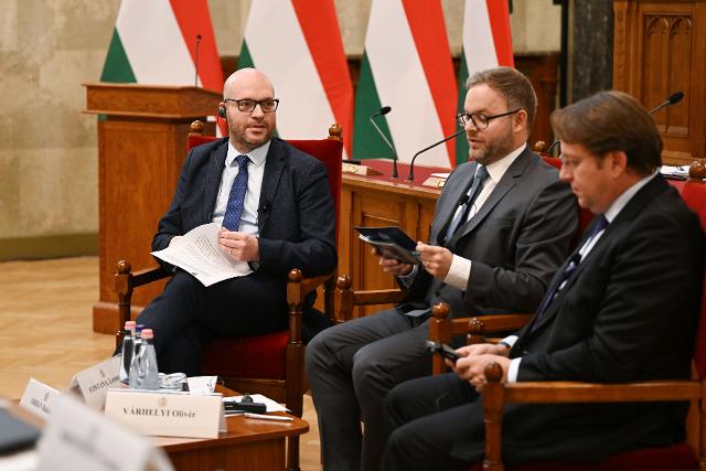 Il Presidente Fontana a colloquio con il Commissario europeo per l'allargamento e la politica di vicinato, Olivér Várhelyi, e il moderatore dei lavori, il direttore politico presso l’Ufficio del Primo Ministro ungherese, Balázs Orbán