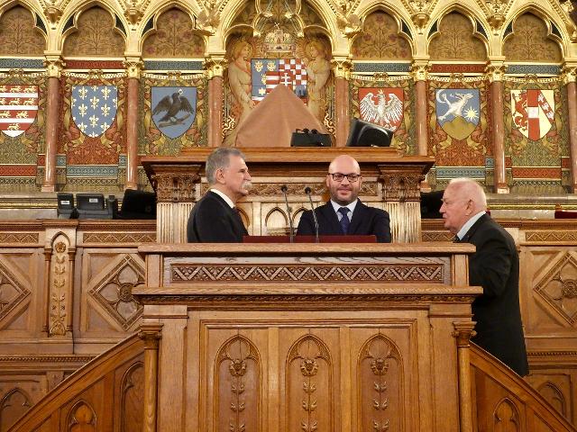 Il Presidente Fontana con il Presidente dell’Assemblea nazionale d’Ungheria, László Kövér, nell'aula del Parlamento