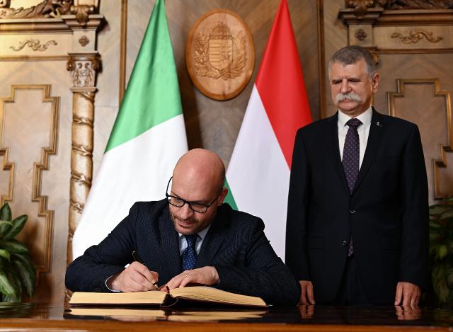 Il Presidente Fontana firma il libro degli ospiti alla presenza del Presidente dell’Assemblea nazionale d’Ungheria, László Kövér